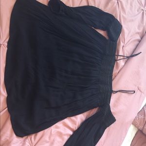 Black sleeves attached with traps